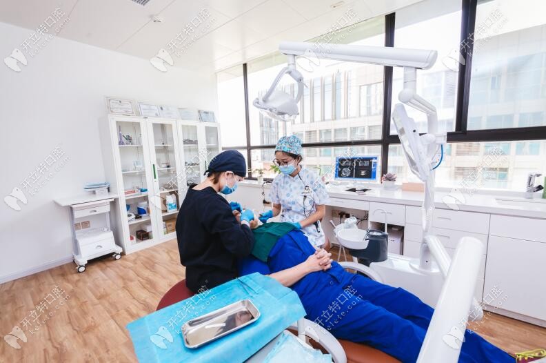 牙醫(yī)正在做治療