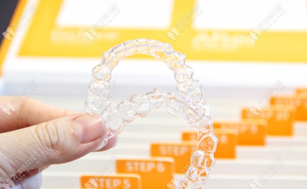 easysmile輕松笑隱形牙套為什么便宜，和隱適美比哪個好