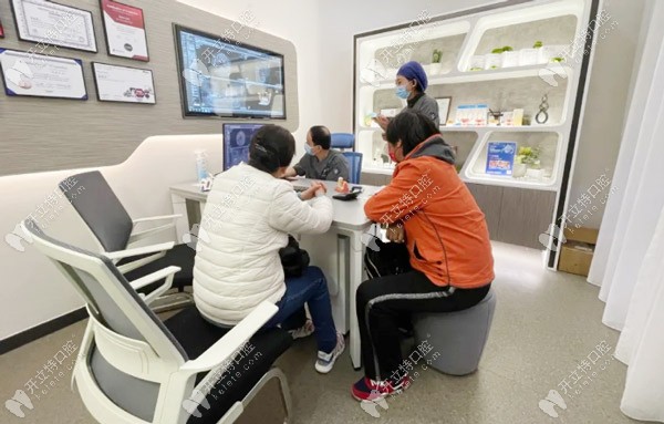 <!--<i data=20240703-sp></i>-->華醫(yī)生面診馮先生，并設(shè)計種植方案