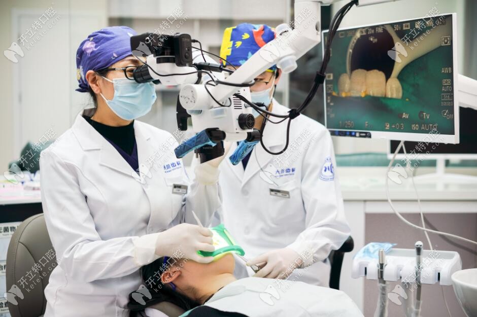 西安大川口腔醫(yī)生正在治療牙齒