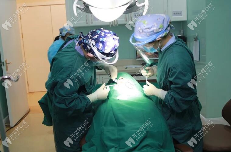 種植手術現(xiàn)場實圖