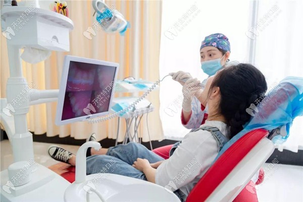 牙齒根管治療進(jìn)行中